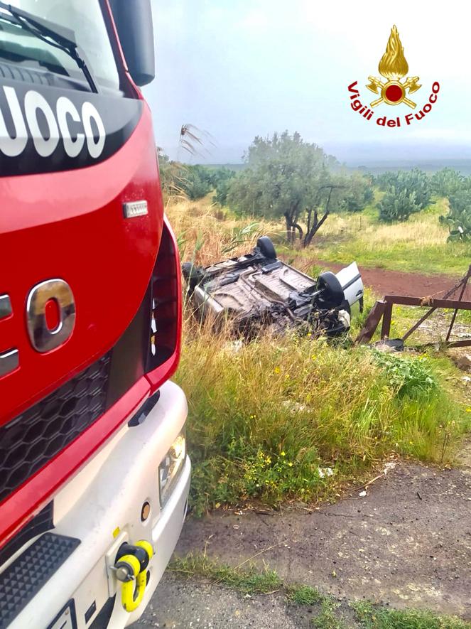 INCIDENTE SULLA SP135: AUTO SI RIBALTA TRA PATERNÒ E BELPASSO, FINENDO NELLA VEGETAZIONE. FERITO IL CONDUCENTE