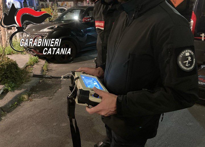 CATANIA. VALIGIA SOSPETTA ABBANDONATA DAVANTI ALLA FACOLTÀ DI SCIENZE POLITICHE. INTERVENTO DEGLI ARTIFICIERI DEI CARABINIERI.