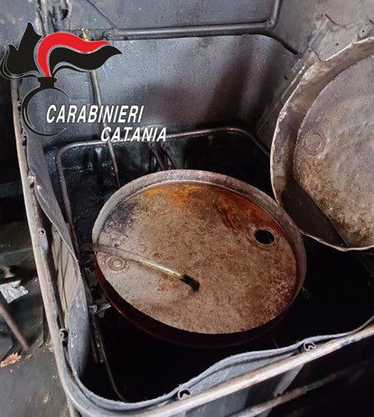 GIARRE, DIPENDENTE IN NERO E RIFIUTI SPECIALI IN UN’OFFICINA: DENUNCIATO IL TITOLARE