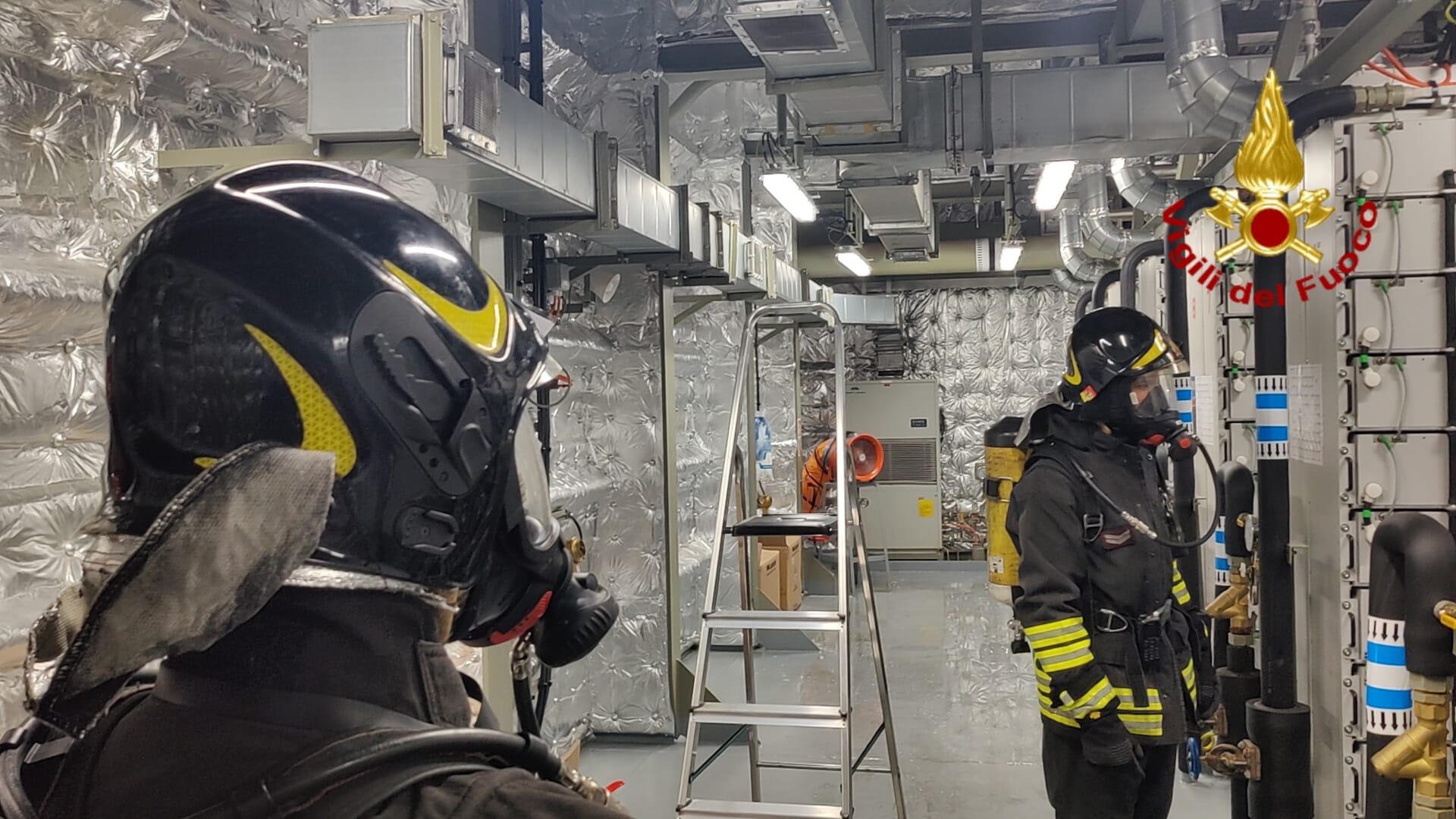 CATANIA, PRINCIPIO DI INCENDIO A BORDO DI UNA NAVE ORMEGGIATA AL PORTO. INTERVENTO DEI VIGILI DEL FUOCO