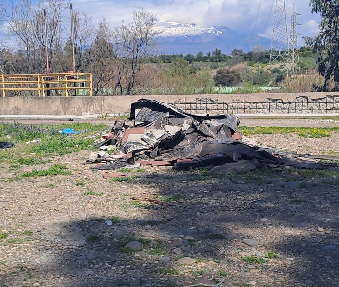 LA DISCARICA A CIELO APERTO IN CONTRADA PONTE BARCA, LA SEGNALAZIONE DEI NOSTRI LETTORI
