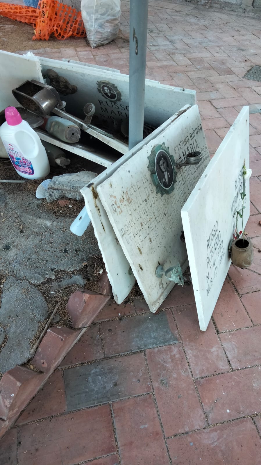 LA SEGNALAZIONE DI UN NOSTRO LETTORE: "SETTE ANNI DI ATTESA PER RIALZARE LA LAPIDE DI MIA MADRE"