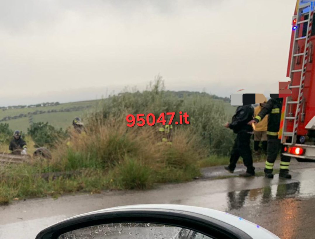 INCIDENTE STRADALE TRA PATERNÒ E BELPASSO: AUTO RIBALTATA SULLA SP135.