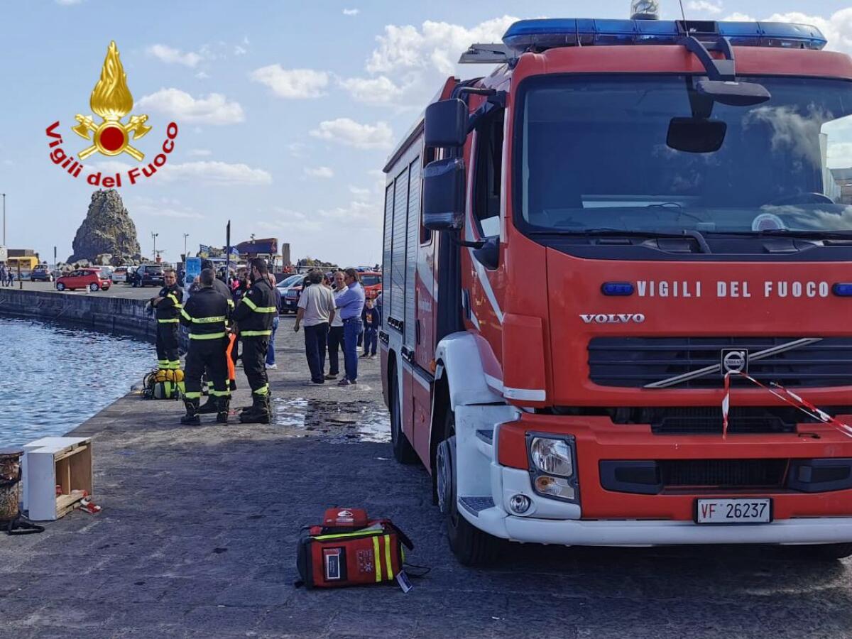 AUTO PRECIPITA IN MARE AD ACITREZZA: CONDUCENTE SALVATO DA EROE CHE LO RIESCE A FARLO USCIRE DAL MEZZO - 