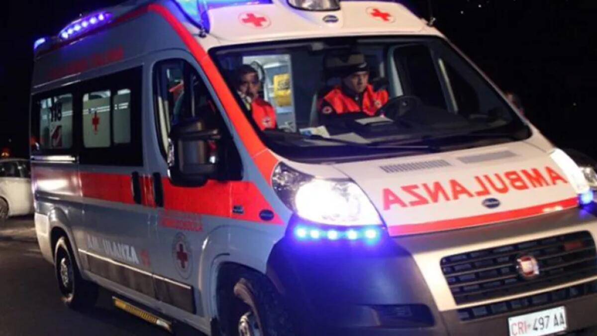 GIOVANE INVESTITO E LASCIATO A TERRA SULLA SS 121: APPELLO DELLA FAMIGLIA PER TROVARE IL CONDUCENTE FUGGITO - 