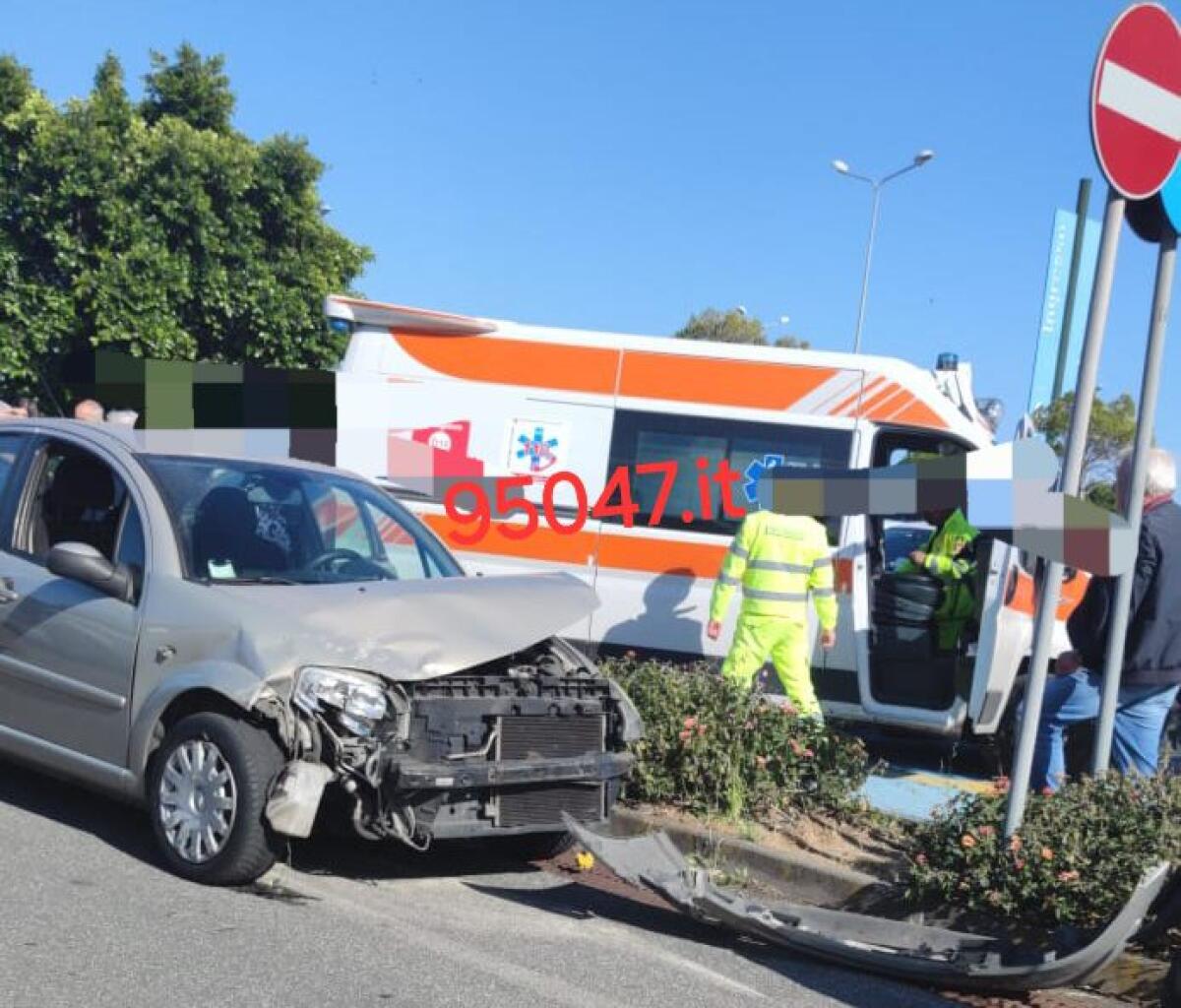 SCONTRO TRA DUE AUTO NEI PRESSI DEL CENTRO COMMERCIALE, SOCCORSI SUL POSTO - 