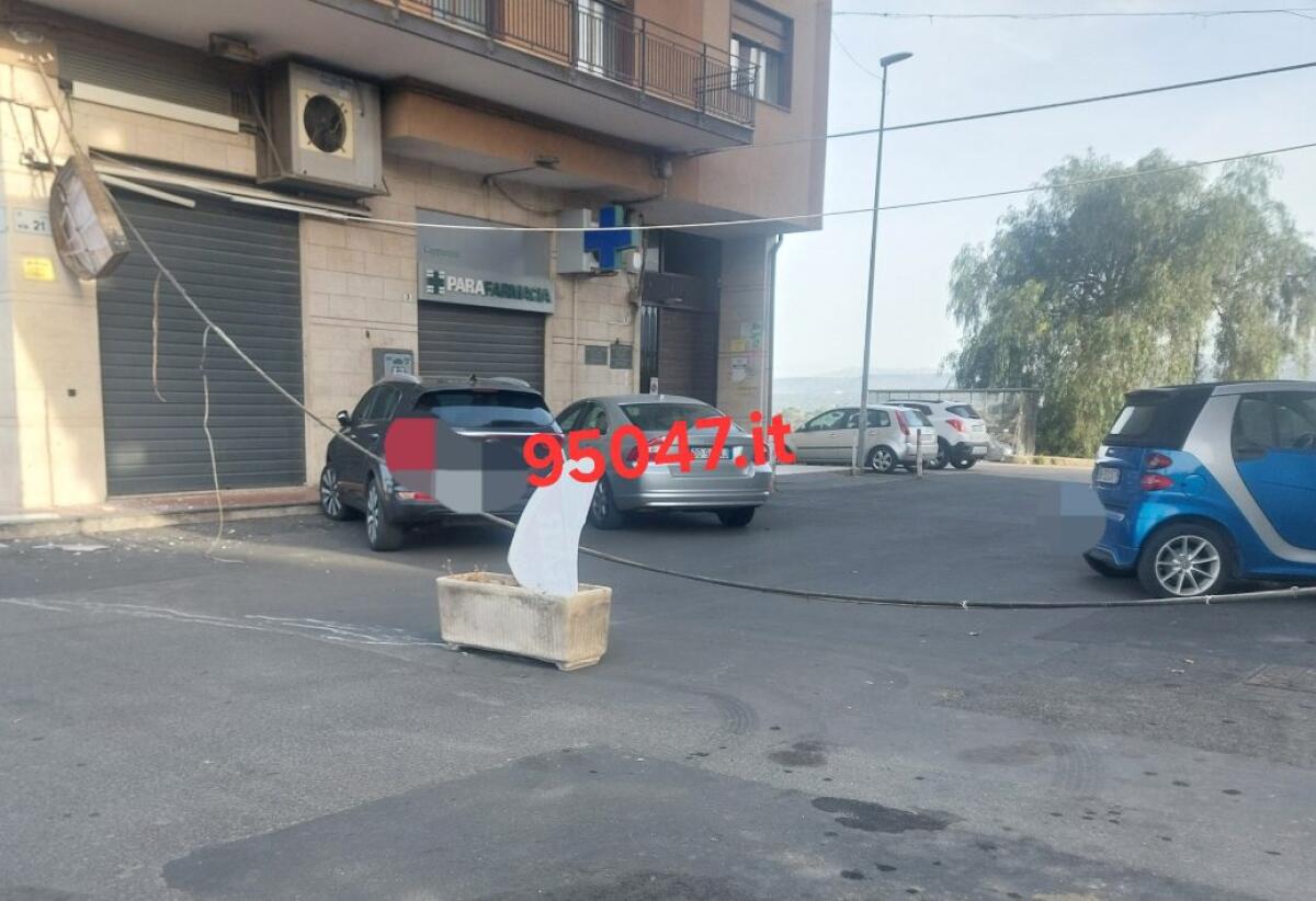 PATERNO'. CAVI PENDONO IN MODO PERICOLOSO A LARGO ASSISI,  LA SEGNALAZIONE - 