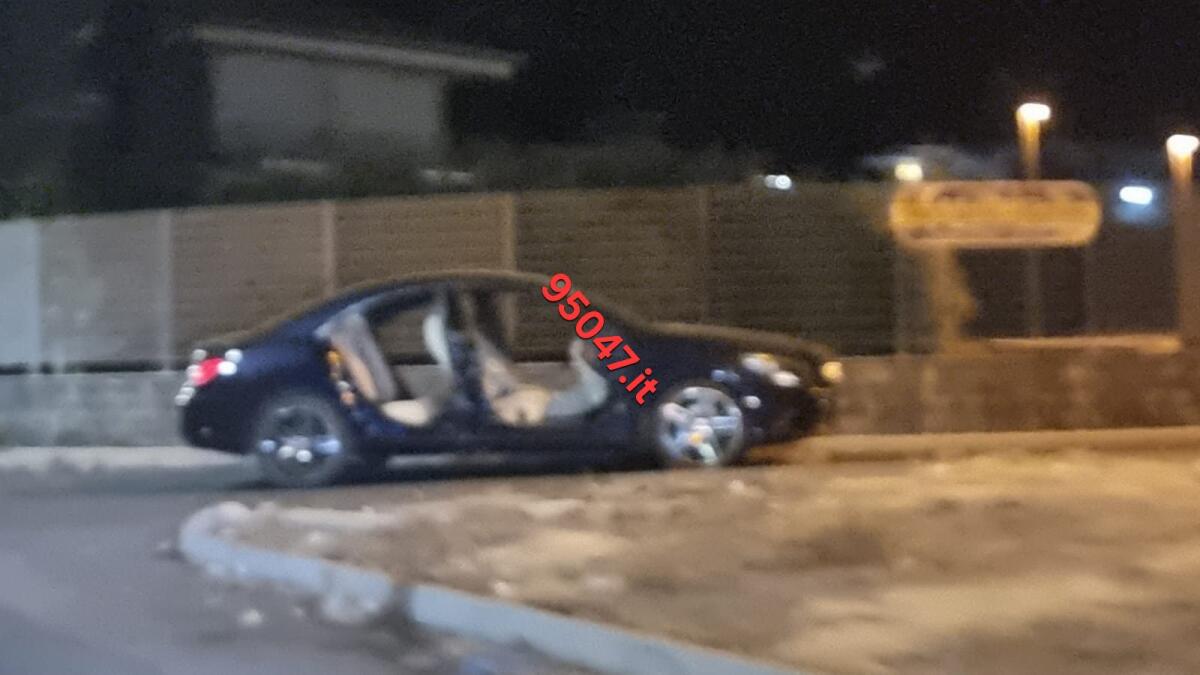 AUTO CANNIBALIZZATA DA IGNOTI SULLA SP29II A SANTA MARIA DI LICODIA: UN ALTRO CASO DI VANDALISMO SU STRADA - 