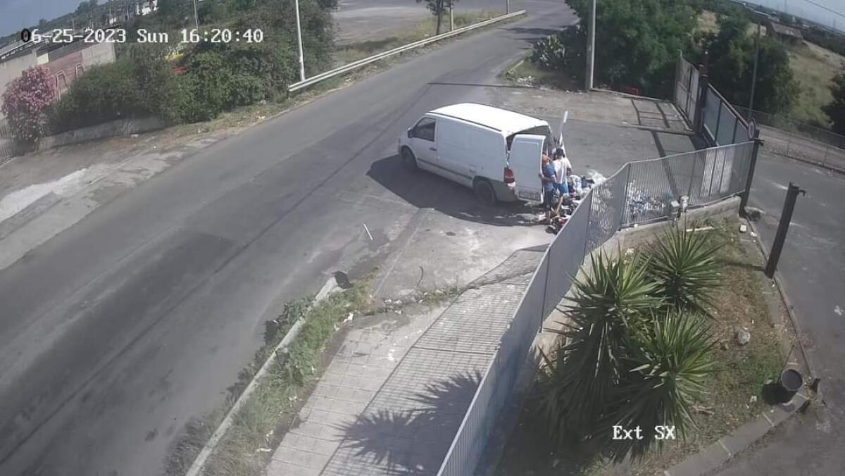 PATERNO’: “BECCATI” ZOZZONI ALL’ISOLA ECOLOGICA, FURGONE  MULTATO E SEQUESTRATO - 