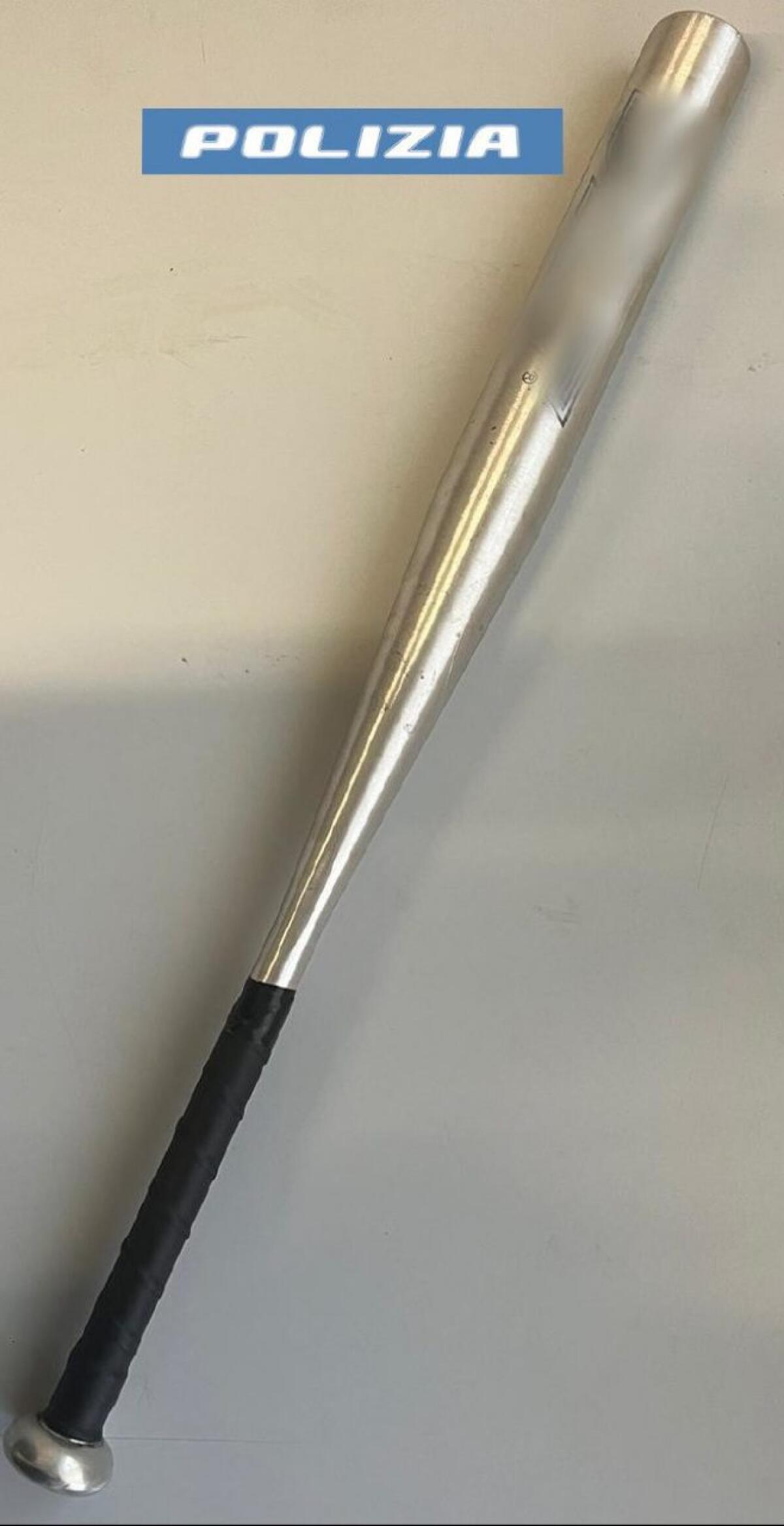 CATANIA. IN GIRO CON UNA MAZZA DA BASEBALL, DENUNCIATO - 