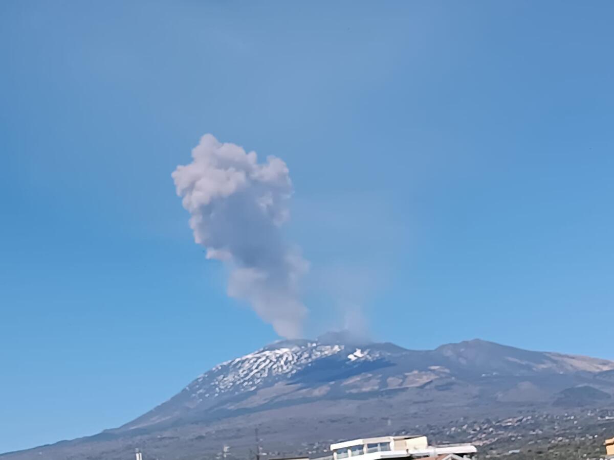 COMUNICATO DELL'INGV: FORTE EMISSIONE DI CENERE DELL' ETNA CHE HA RAGGIUNTO UNA QUOTA DI 5 KM SUL LIVELLO DEL MARE - 