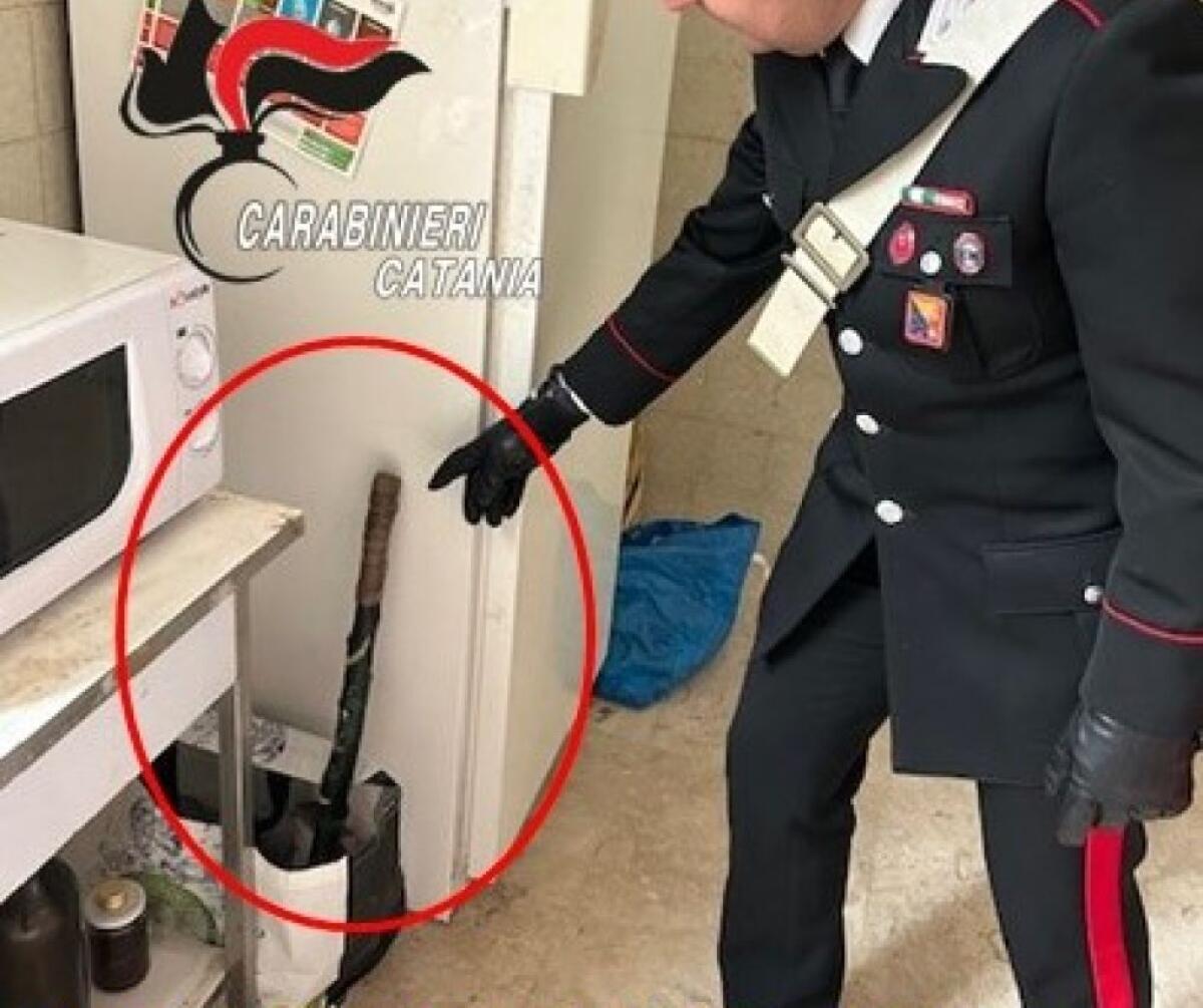 ADRANO. AGGREDISCE E MINACCIA LA MADRE PER OTTENERE SOLDI, IN CASA NASCONDEVA COLTELLI E UN BASTONE - 