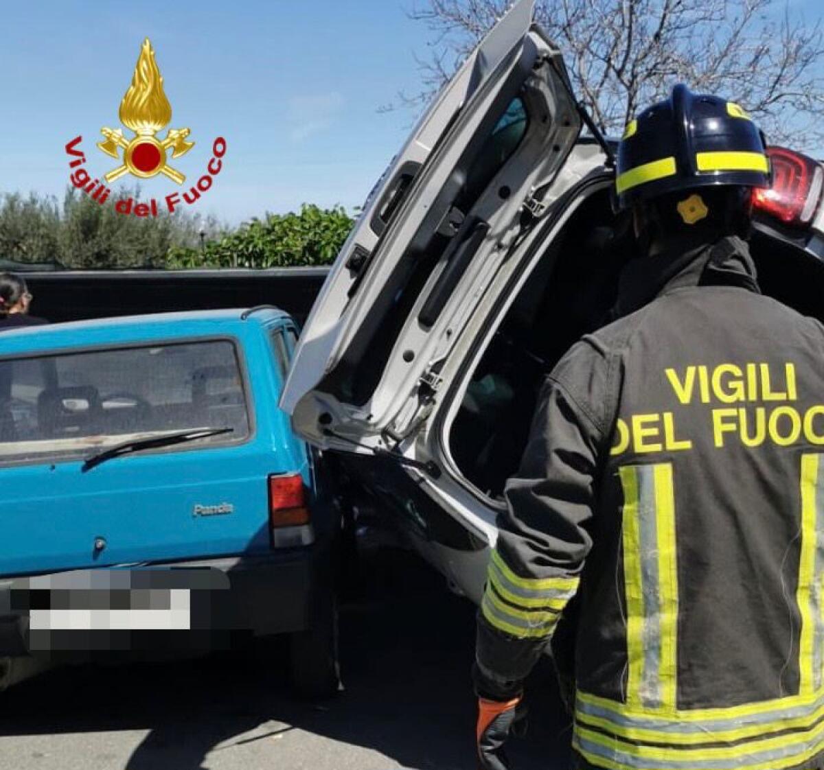 ACIREALE, PERDE IL CONTROLLO DELL'AUTO E SI RIBALTA: TRE FERITI - 