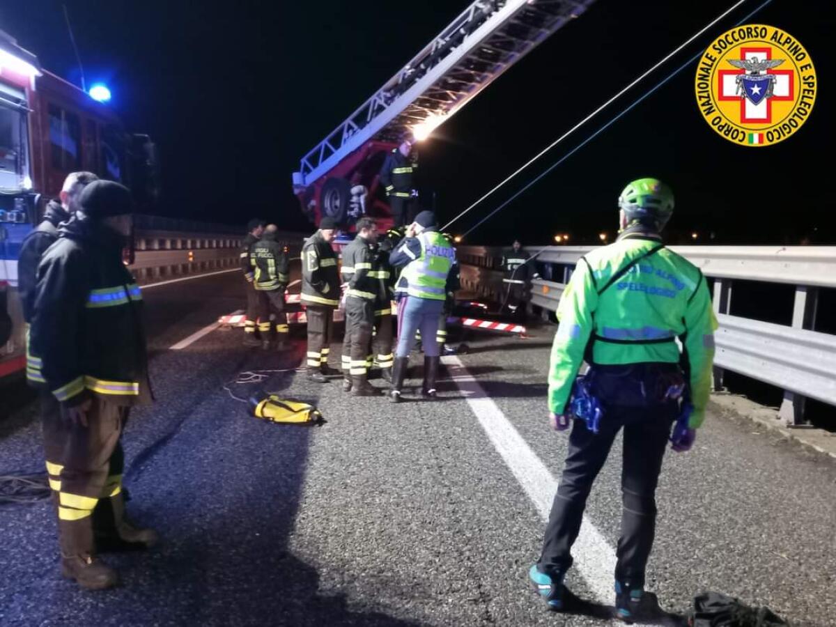 RITROVATO IL CADAVERE DI UN UOMO SOTTO UN CAVALCAVIA DELL' AUTOSTRADA A18 - 