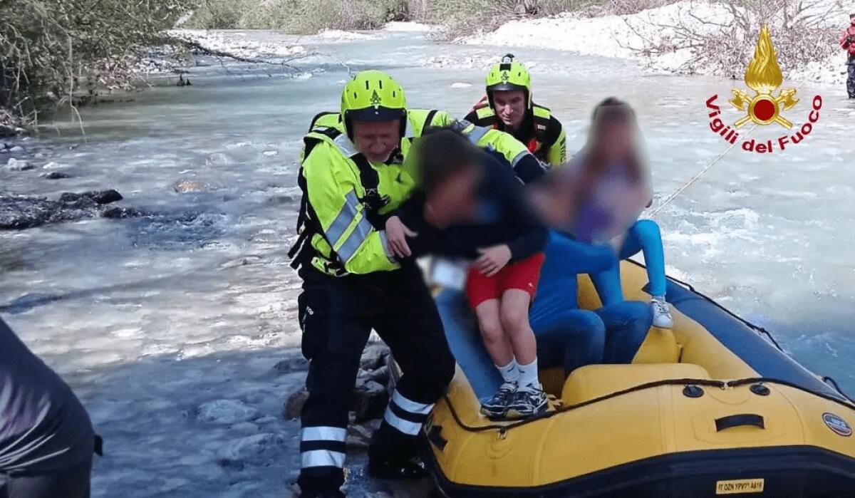 PORDENONE, CEDE PONTICELLO E SCOLARESCA IN GITA FINISCE NEL FIUME: BAMBINI SALVATI DAI VIGILI DEL FUOCO - 