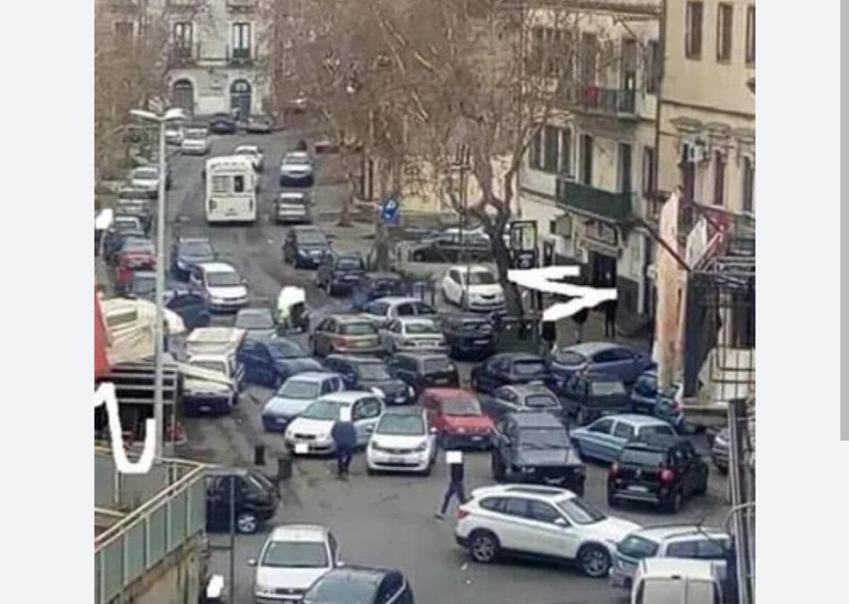 PATERNÒ.  VIOLENTA LITE NEL POMERIGGO IN PIAZZA VITTORIO VENETO - 