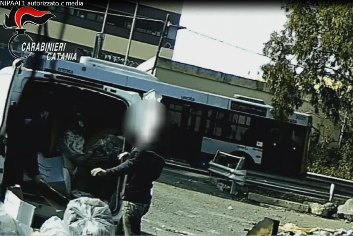 IL TITOLARE E DUE OPERAI DI UNA DITTA TERMOIDRAULICA DI MISTERBIANCO BECCATI A GETTARE E BRUCIARE RIFIUTI - 