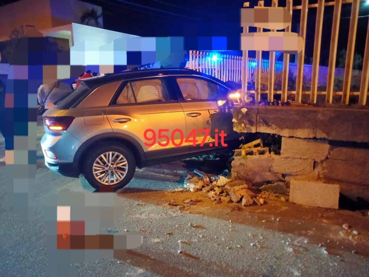 SCONTRO TRA DUE AUTO QUESTA NOTTE A SAN GIOVANNI LA PUNTA,  DUE FERITI - 