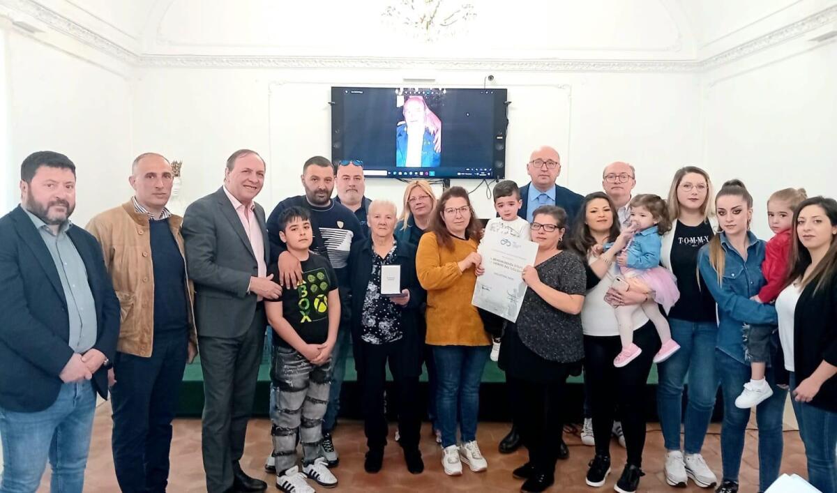 PATERNO'. OMAGGIO ALLA MEMORIA DI TURI FARO: LA FEDERAZIONE CICLISTICA ITALIANA CONFERISCE LA MEDAGLIA D'ORO - 