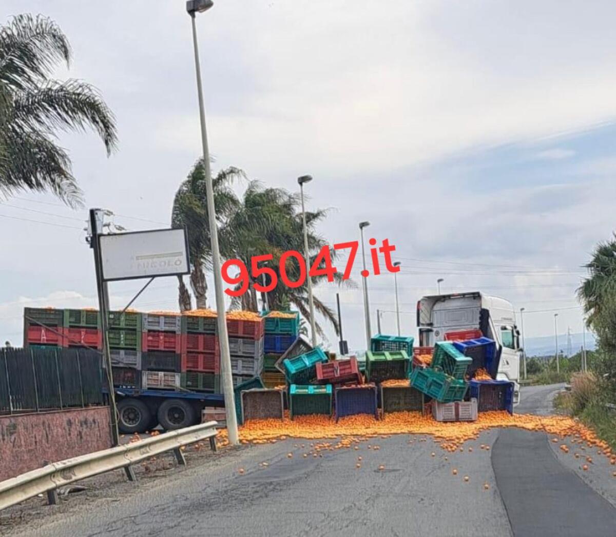 CAMION PERDE PARTE DEL CARICO DI AGRUMI: CAOS SULLA STRADA PROVINCIALE 58 A TRE FONTANE - 