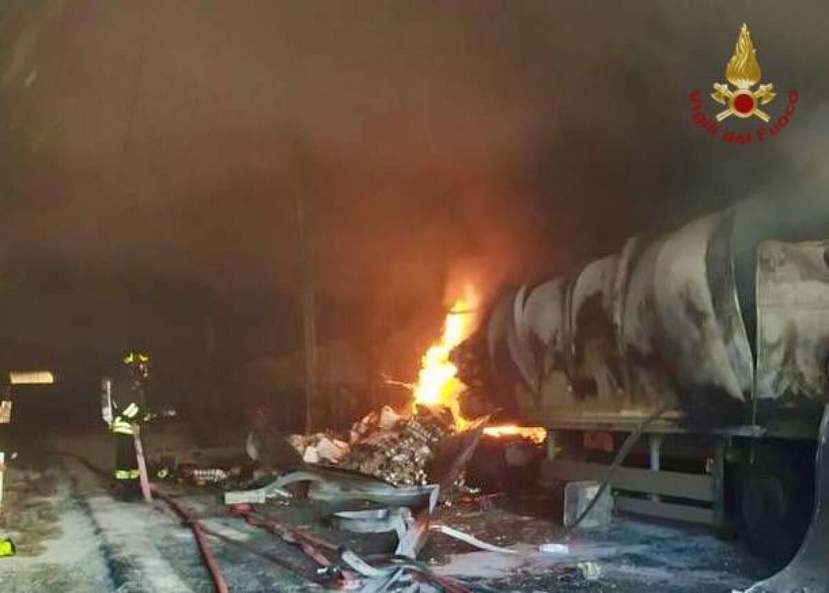 INCIDENTE IN A14 AD ASCOLI, CAMION A FUOCO IN GALLERIA: MORTO L’AUTISTA DEL PULLMAN - 