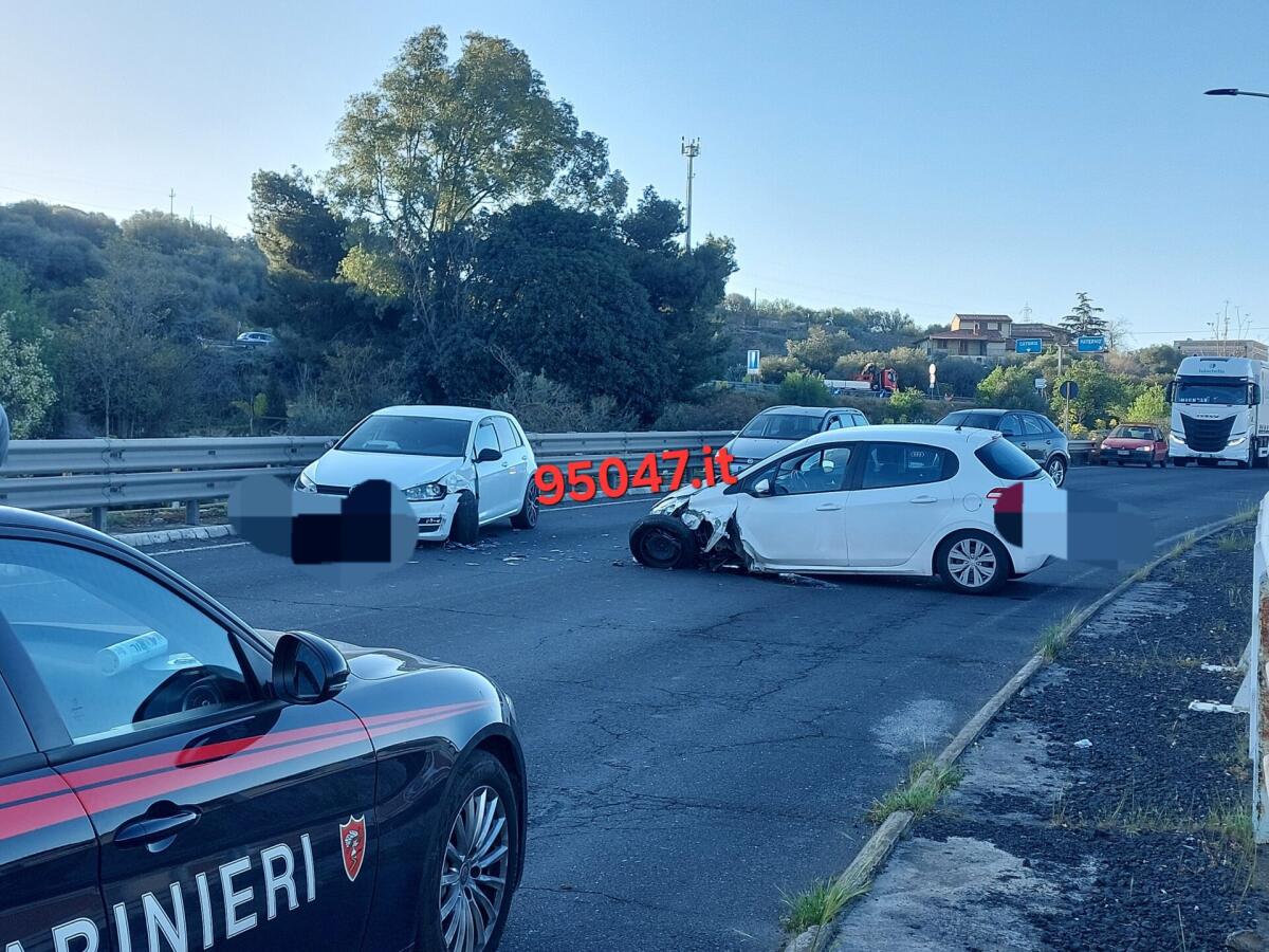 PATERNÒ. VIOLENTO SCONTRO TRA DUE AUTO AL CORSO ITALIA, FERITI E STRADA BLOCCATA - 