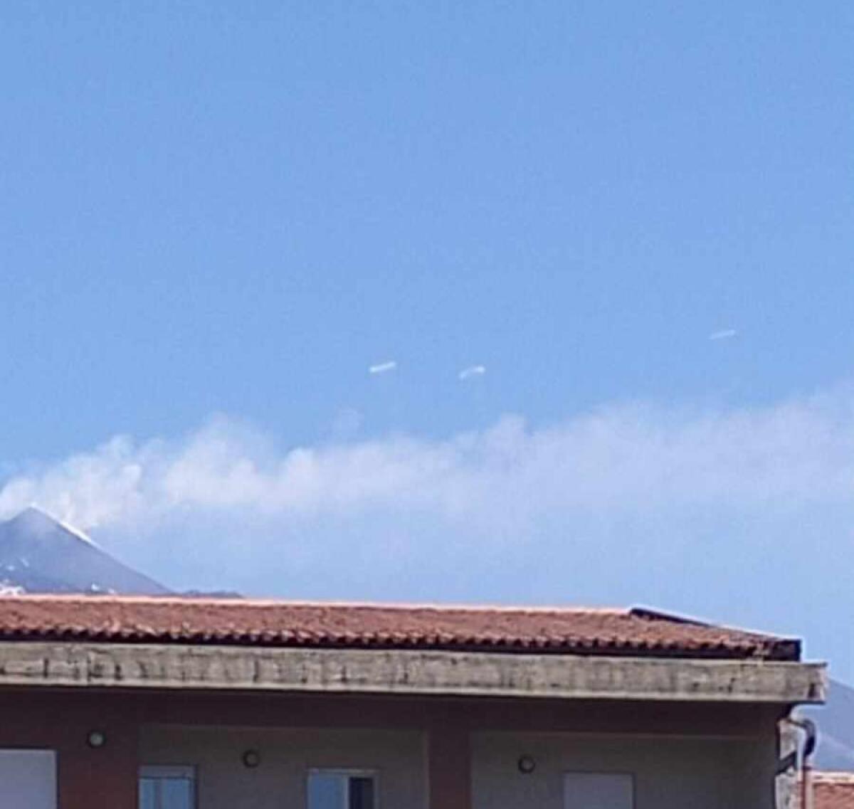 L'ETNA MANDA SEGNALI DI FUMO ED INCANTA CON I SUOI ANELLI DI FUMO BEN VISIBILE PURE DA PATERNÒ - 