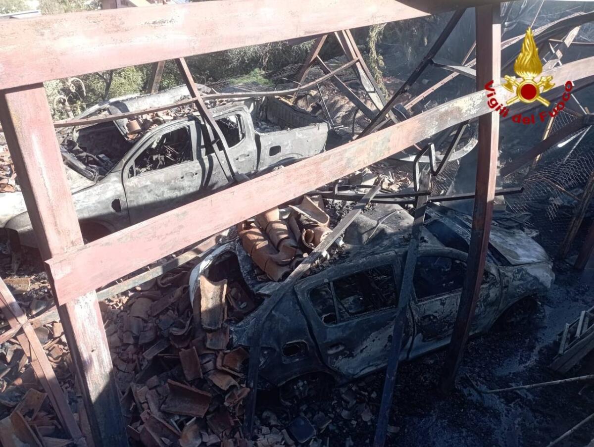 PAURA A GRAVINA DI CATANIA, INCENDIO DENTRO GARAGE DISTRUGGE AUTO E ATTREZZI AGRICOLI - 