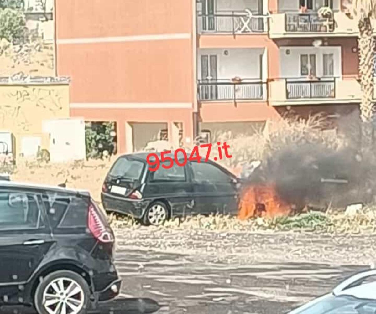 AUTO IN FIAMME A PATERNÒ: INTERVENTO DEI VIGILI DEL FUOCO - 