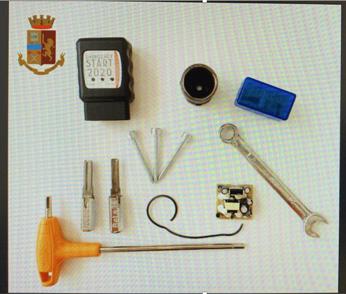 IN GIRO PER RAGUSA CON L’AUTO PIENA DI STRUMENTI PER FORZARE LE SERRATURE: DENUNCIATI 4 CATANESI - 