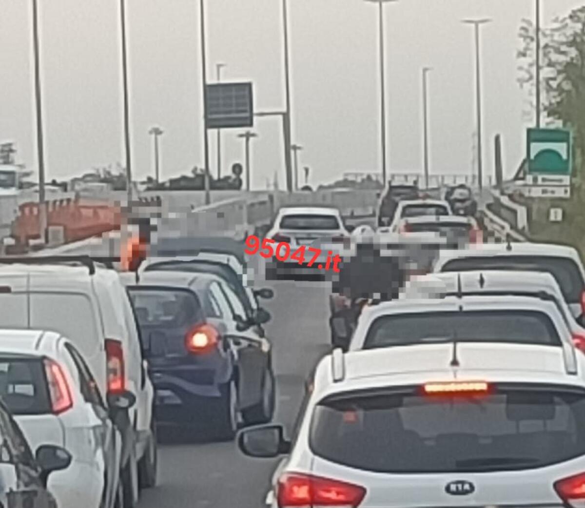 AUTO IN PANNE E LAVORI, TRAFFICO CONGESTIONATO SULLA TANGENZIALE DI CATANIA, RIPERCUSSIONI PURE SULLA SS121 - 