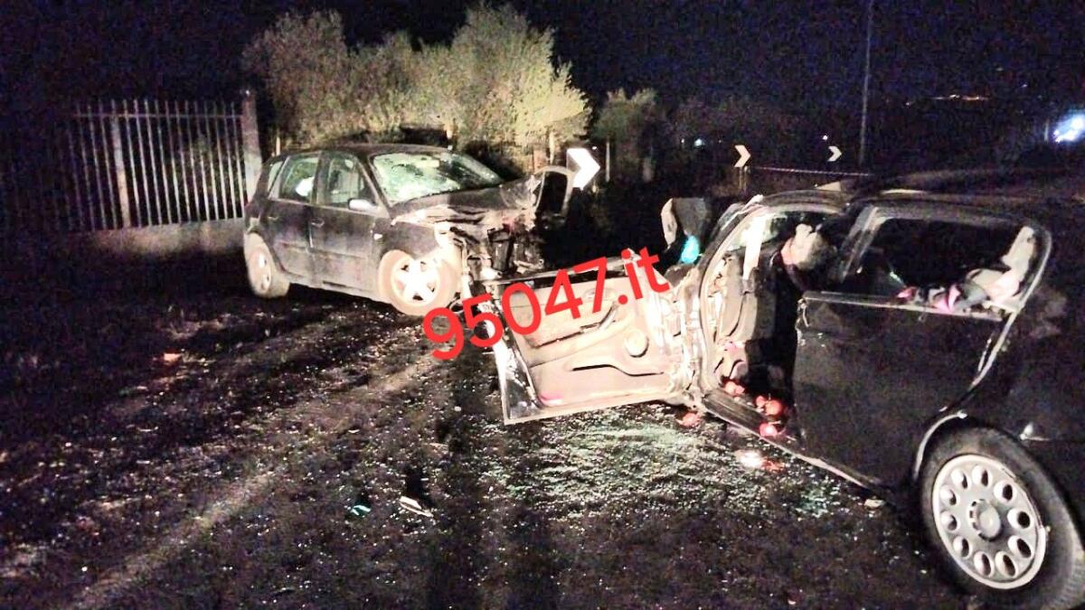 PATERNO' VIOLENTO SCONTRO TRA DUE AUTO IN CONTRADA AGNELLERIA, DUE FERITI - 