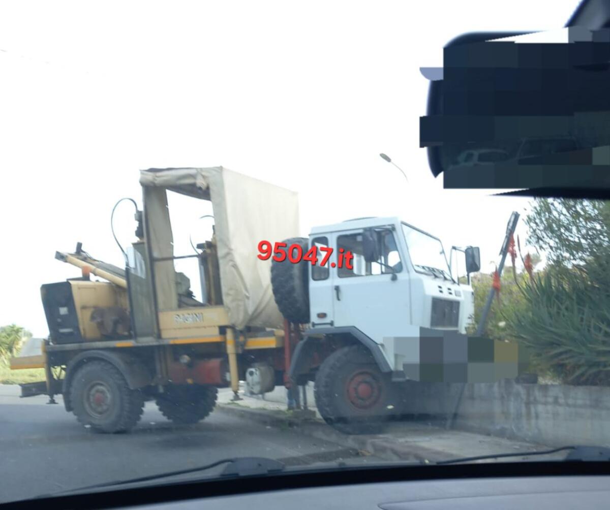 CAMION CONTRO MURO IN ZONA SAN MARCO,  DIVELTO PALO DELLA SEGNALETICA - 