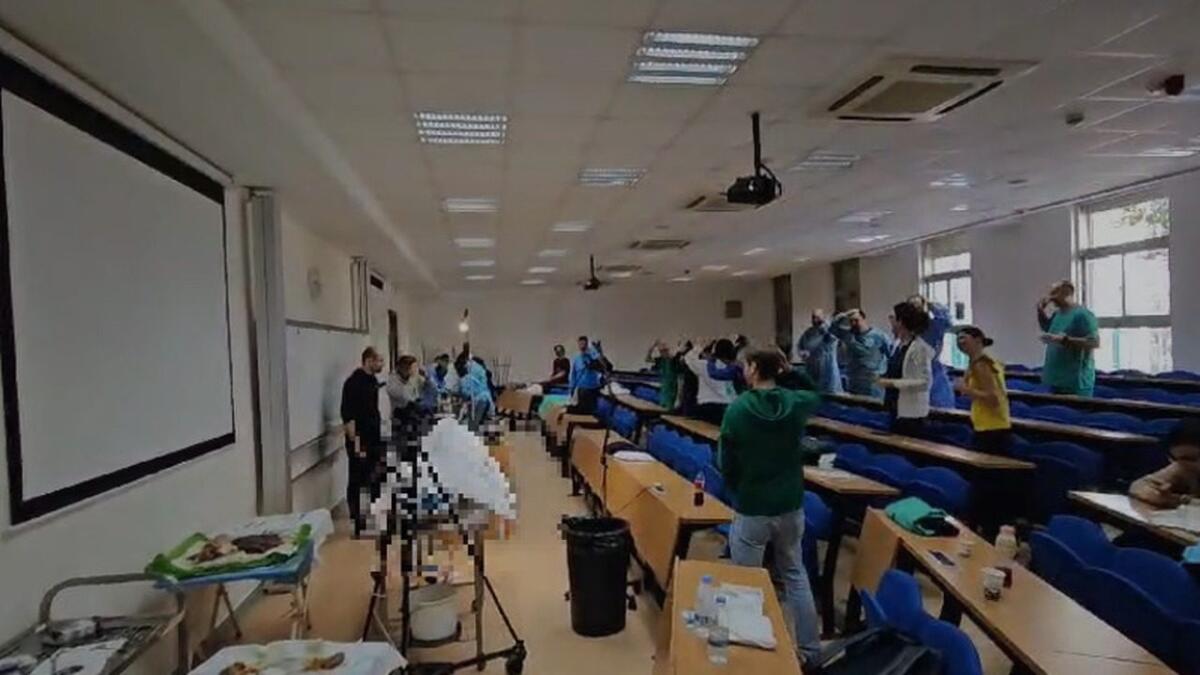 CATANIA, CANTANO E BALLANO DURANTE L'AUTOPSIA: BUFERA SUI SOCIAL - 