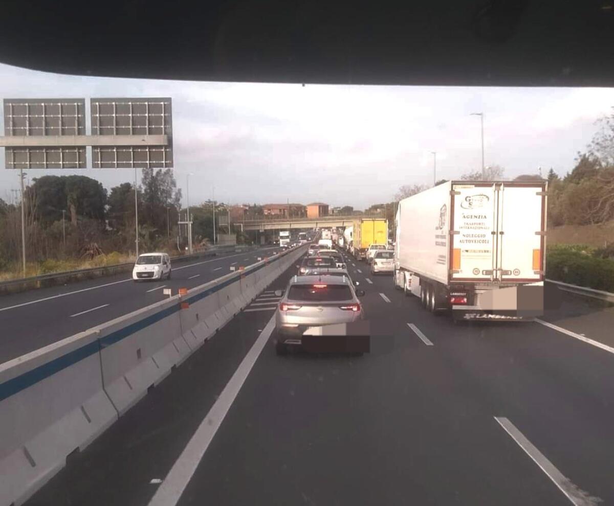 INCIDENTE SULLA TANGENZIALE, LUNGHE CODE  ANCHE SULLA SS121 - 