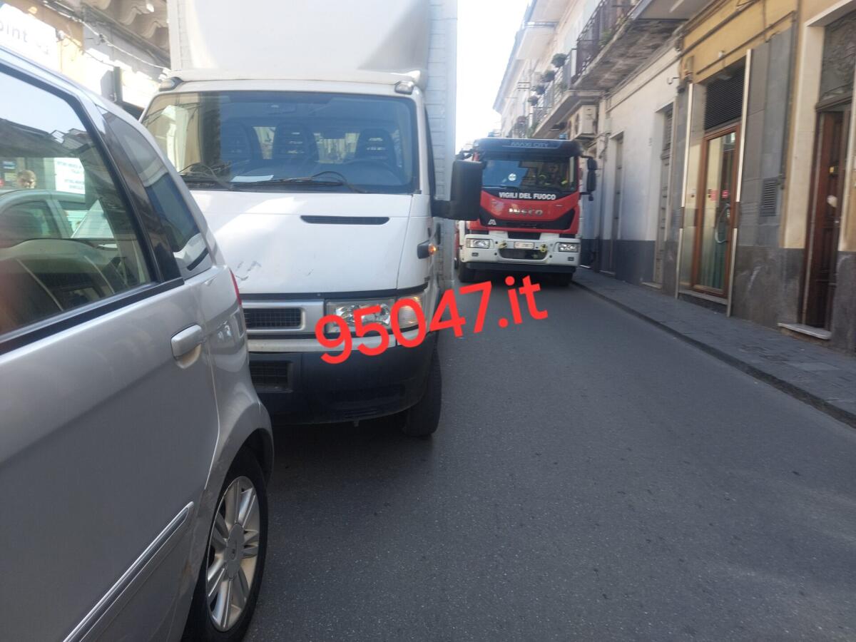 PATERNO’, SOSTA IN DOPPIA FILA, BLOCCATO IL CAMION DEI VIGILI DEL FUOCO - 
