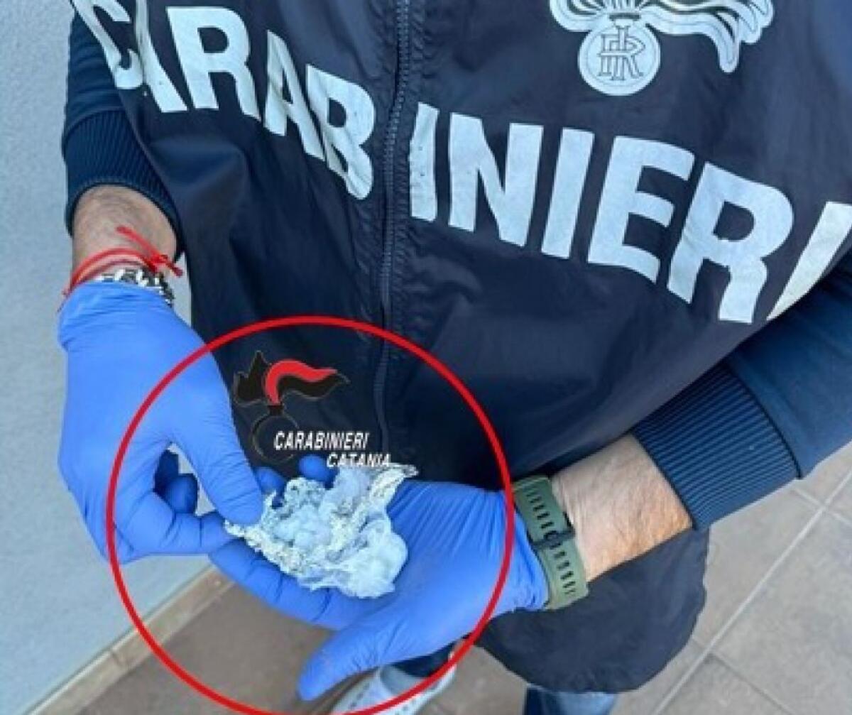 CATANIA. I CARABINIERI LO FERMANO, LUI “BALBETTA” E LO TROVANO CON LA COCA ADDOSSO: ARRESTATO - 