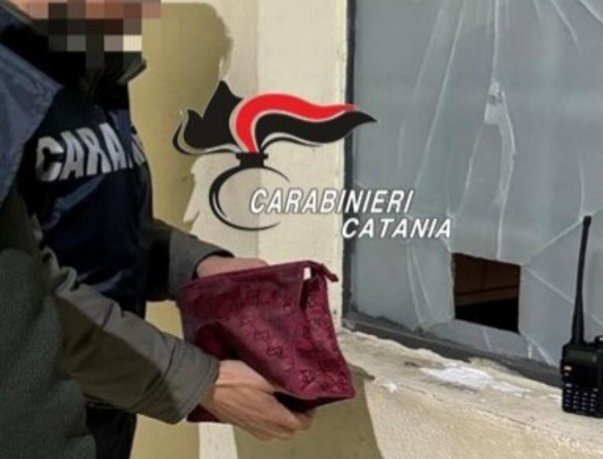 CATANIA. ARRESTATI DAI CARABINIERI 3 PUSHER MINORENNI. UNO STAVA SOSTITUENDO IL PARENTE DA POCO ARRESTATO - 