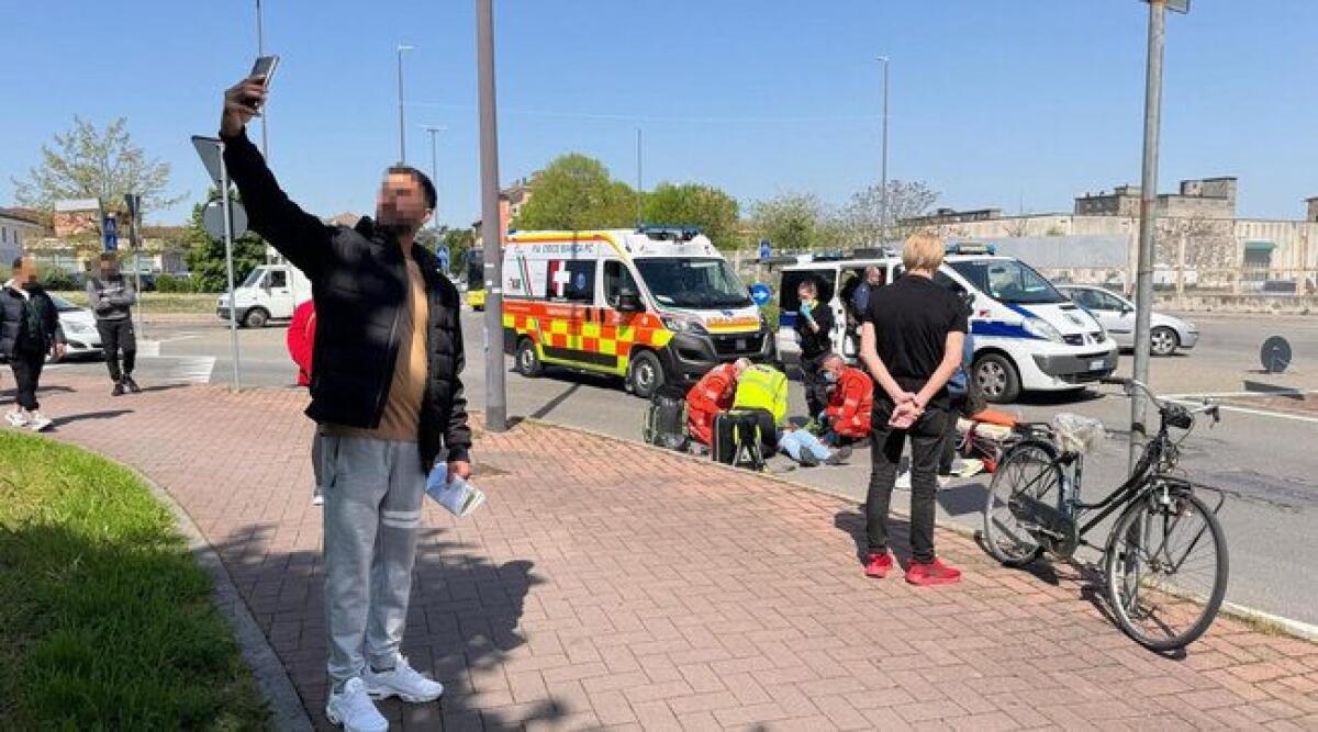 PIACENZA. FOTO DELL'ORRORE, SI SCATTA UN SELFIE DAVANTI A UN INCIDENTE MORTALE - 
