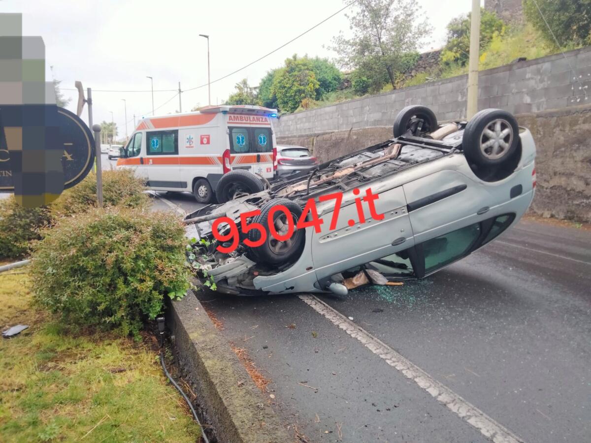 AUTO SI RIBALTA A TRECASTAGNI: FERITO UOMO - 