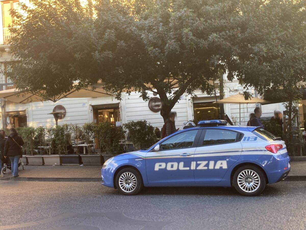 CATANIA. PRENDE A CALCI E PUGNI POLIZIOTTI E OPERATORI SANITARI, DENUNCIATA 47ENNE - 