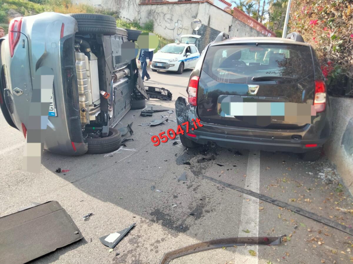GRAVE INCIDENTE STRADALE AD ACI CATENA: SBATTE CONTRO UN’AUTO IN SOSTA E SI RIBALTA, FERITA LA CONDUCENTE - 
