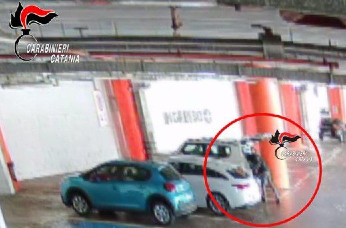 RUBA FARI DI AUTO PARCHEGGIATA IN UN CENTRO COMMERCIALE, ARRESTATO - 