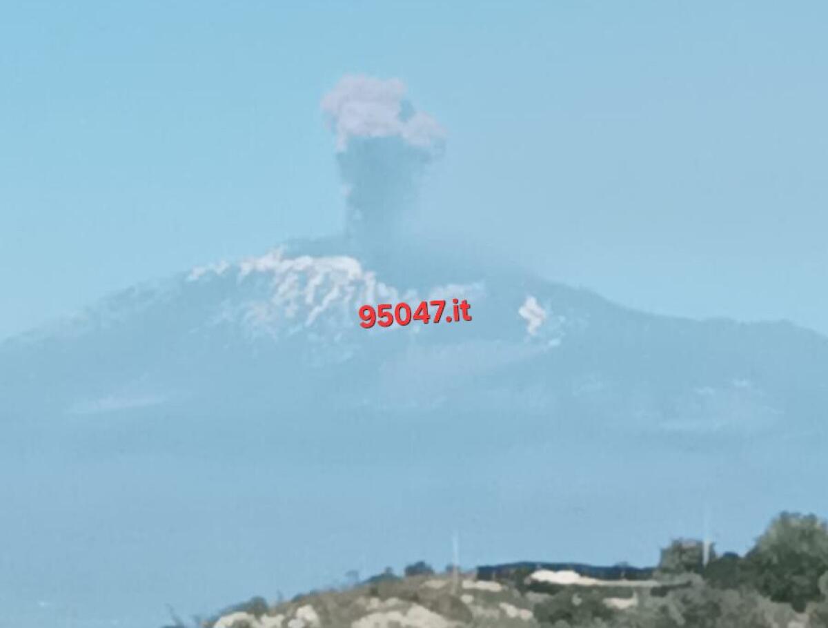 FORTE ESPLOSIONE SULL'ETNA: COLONNA DI CENERE VULCANICA SI ELEVA NELL'ARIA - 
