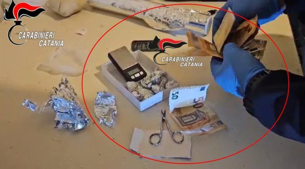 CATANIA, CERCANO DI LIBERARSI DELLA DROGA GETTANDOLA NEL WC: TRE PUSHER ARRESTATI - 