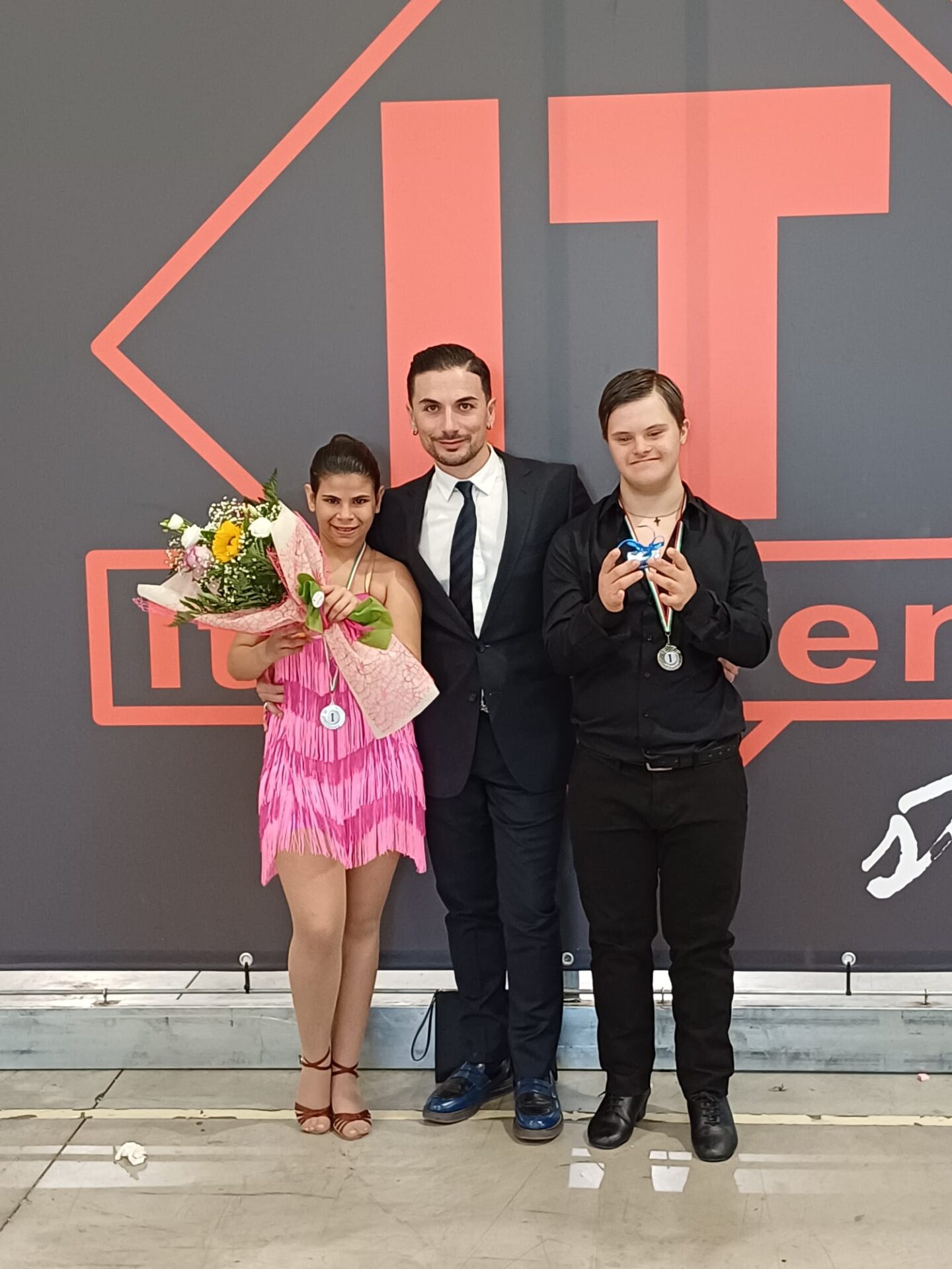 SICILY DANCE CUP.  ROSA E ALBERTO DELL'ASSOCIAZIONE 20 NOVEMBRE 1989, ILLUMINANO IL PALCO CON PASSIONE E INCLUSIONE.