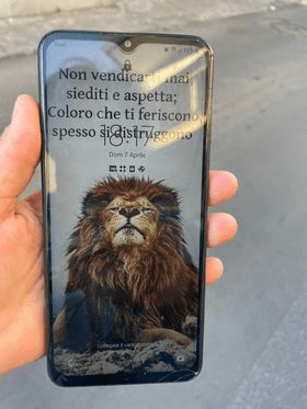 RITROVATO TELEFONO ALLA  VILLA DI PATERNÒ