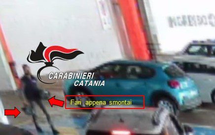 RUBA FARI DI AUTO PARCHEGGIATA IN UN CENTRO COMMERCIALE, ARRESTATO