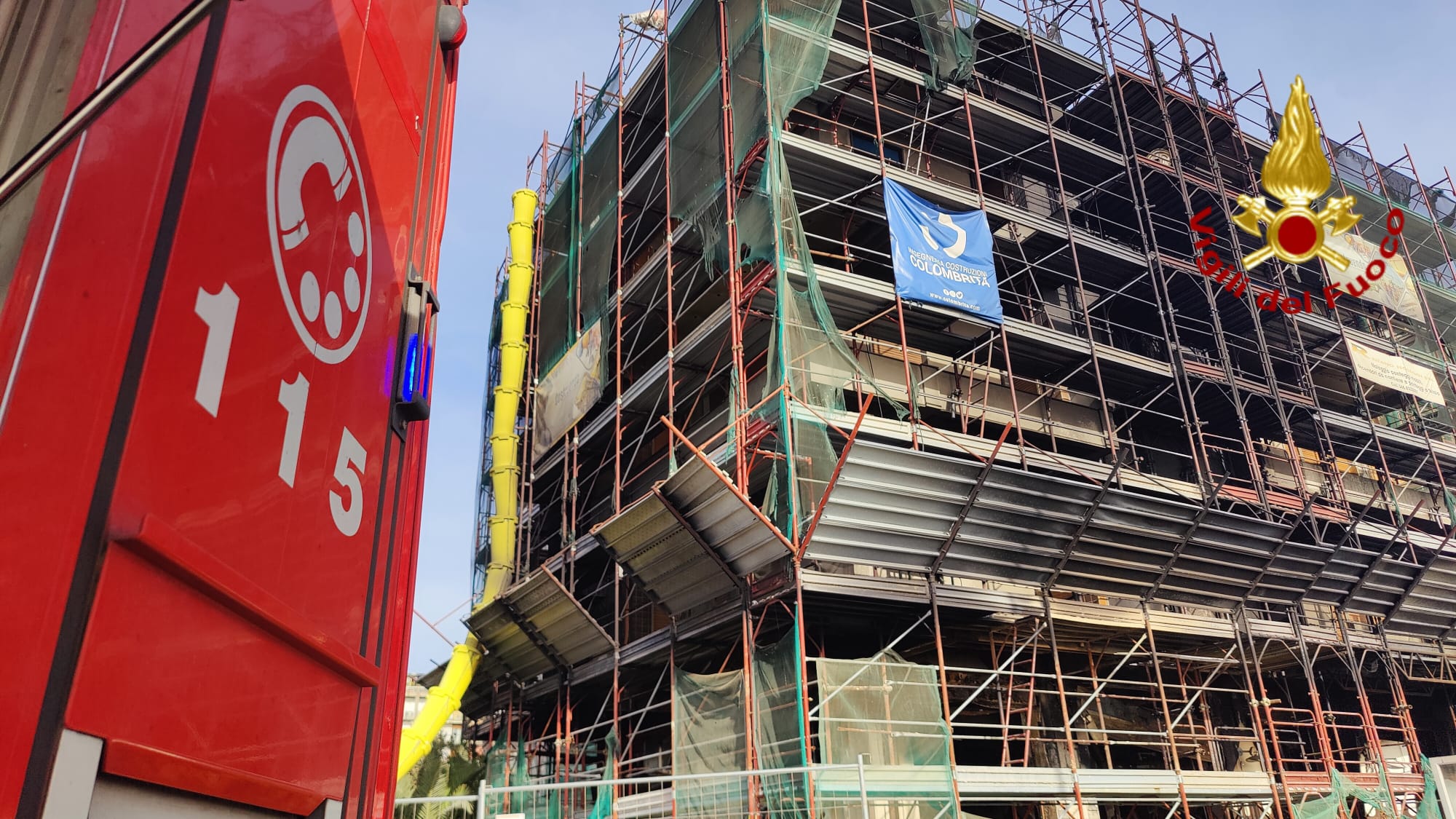 INCENDIO IN UN BAR DEL LUNGOMARE DI CATANIA: ESPLODE BOMBOLA, FERITO GRAVEMENTE IL TITOLARE