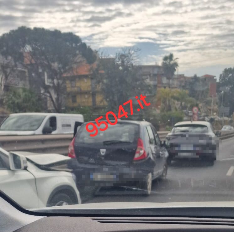 INCIDENTE A MISTERBIANCO SULLA SS 121, LUNGHE CODE IN DIREZIONE CATANIA